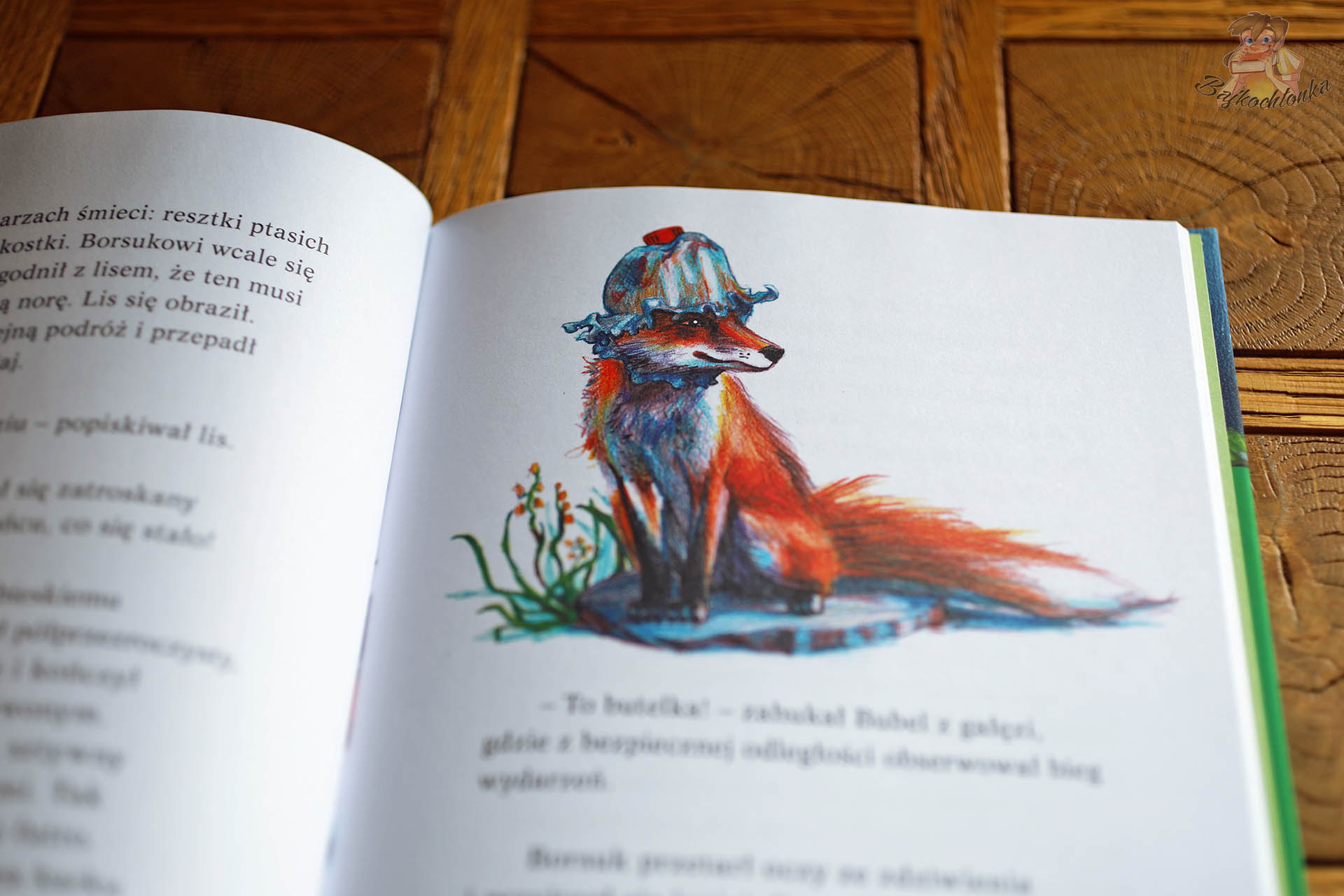 Lis z nakryciem głowy na ilustracji z książki Pogoda dla puchaczy. Wiosna