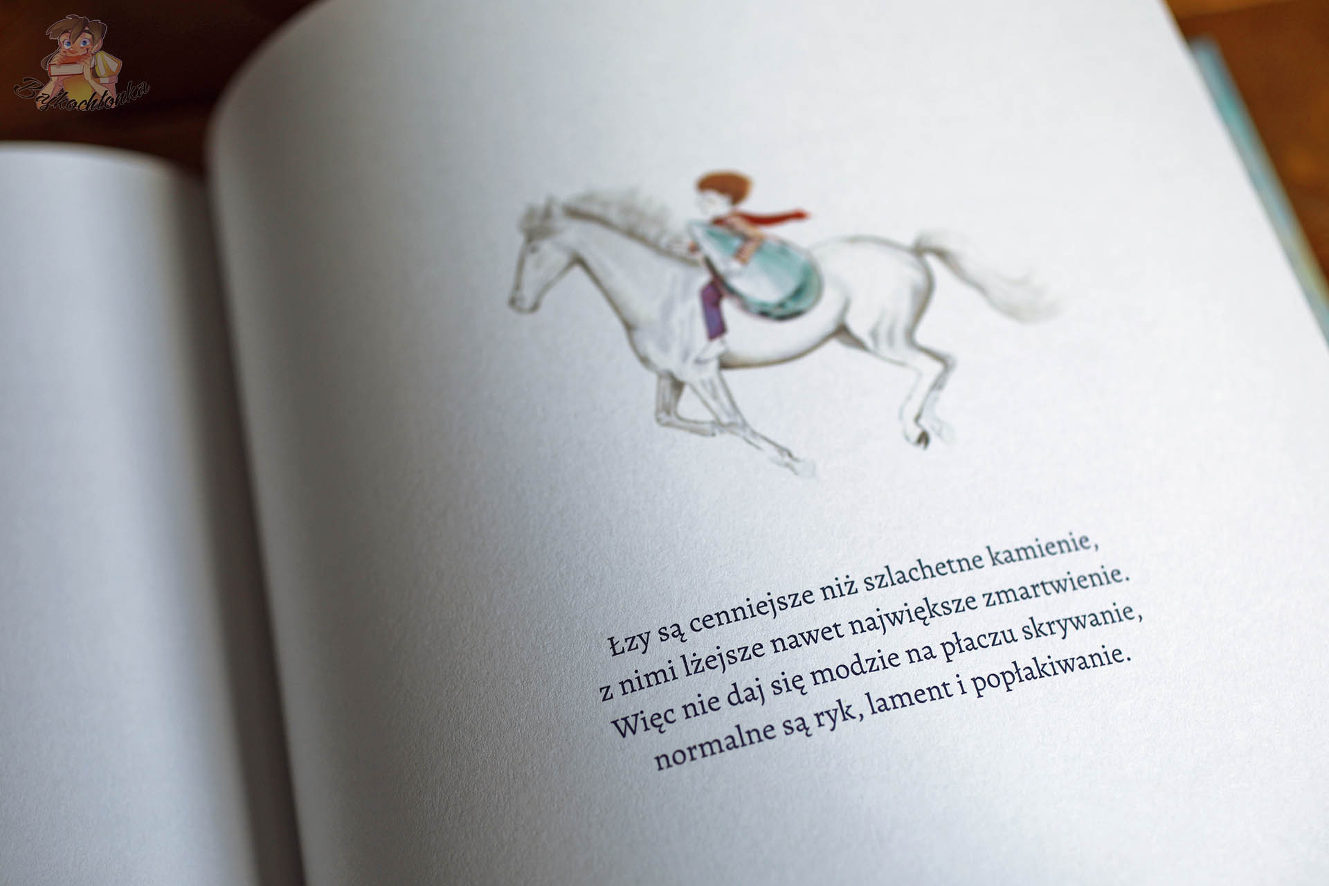 Cytat i delikatna ilustracja dziewczynki jadącej na białym koniu w książce Połezja Judyty Nadziejko-Walter