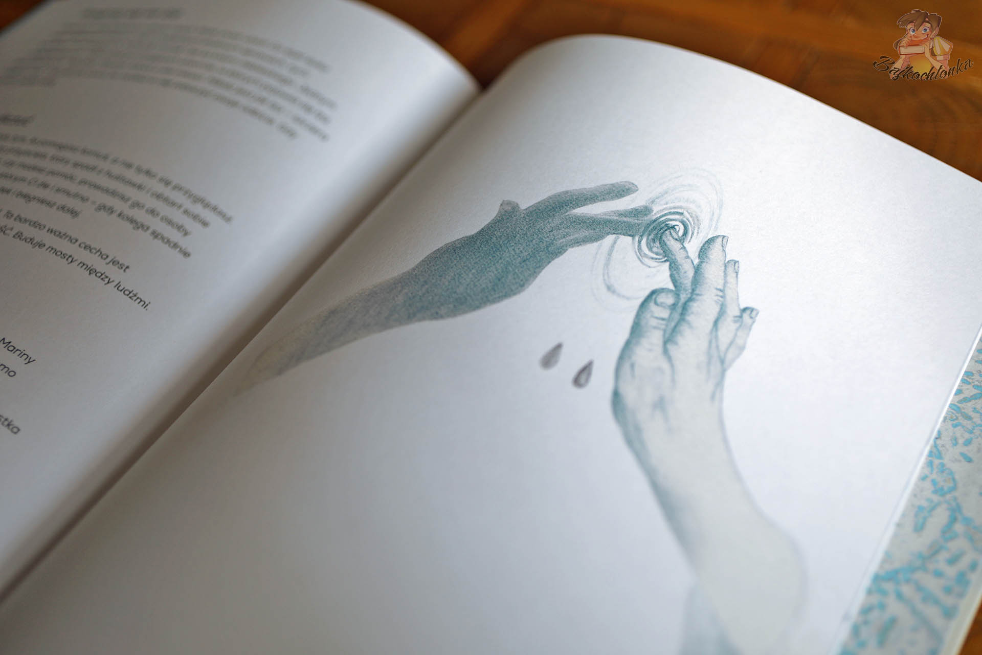 Ilustracja dłoni i kropli łez na rozkładówce książki Połezja. O niezwykłej mocy łez