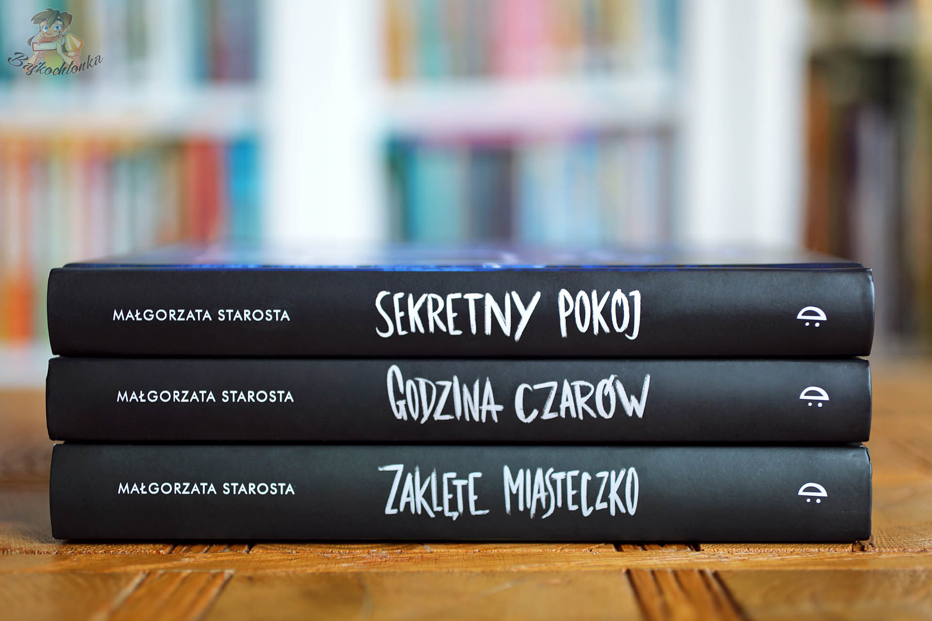 Grzbiety książek Sekretny pokój, Godzina czarów i Zaklęte Miasteczko Małgorzaty Starosty