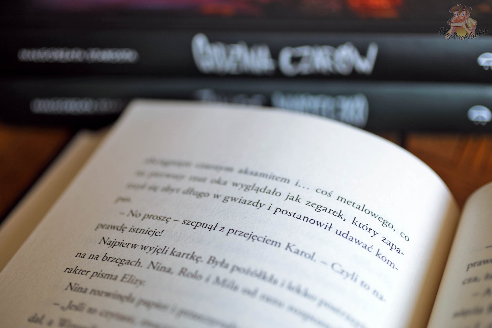 Zbliżenie na otwartą książkę Sekretny pokój Małgorzaty Starosty z widocznym fragmentem tekstu