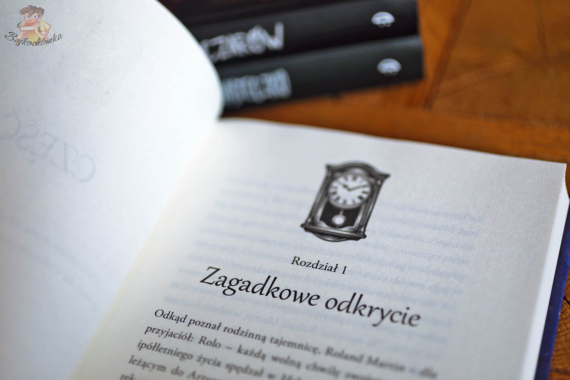 Początek książki Sekretny pokój Małgorzaty Starosty z pierwszym rozdziałem „Zagadkowe odkrycie”