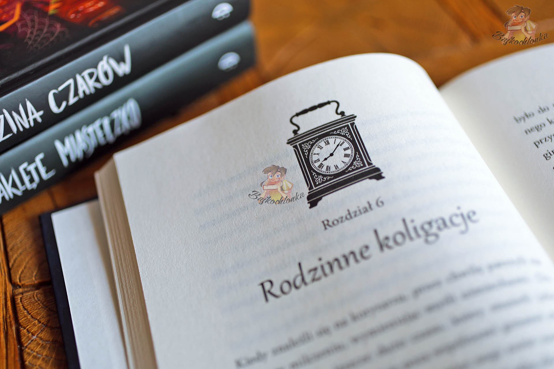 Rozdział książki Sekretny pokój Małgorzaty Starosty z ilustracją zegara i tomami serii w tleRozdział książki Sekretny pokój Małgorzaty Starosty z ilustracją zegara i tomami serii w tle