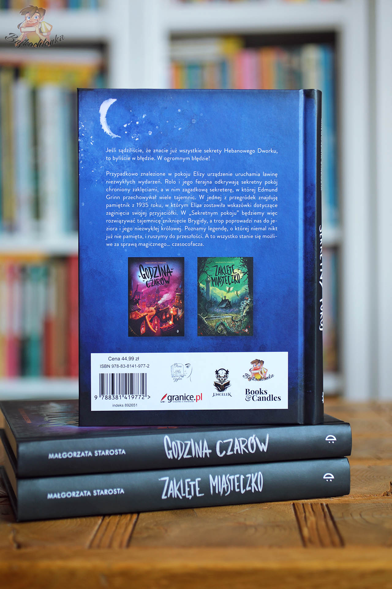 Tylna okładka książki Sekretny pokój Małgorzaty Starosty ustawionej na pozostałych tomach serii