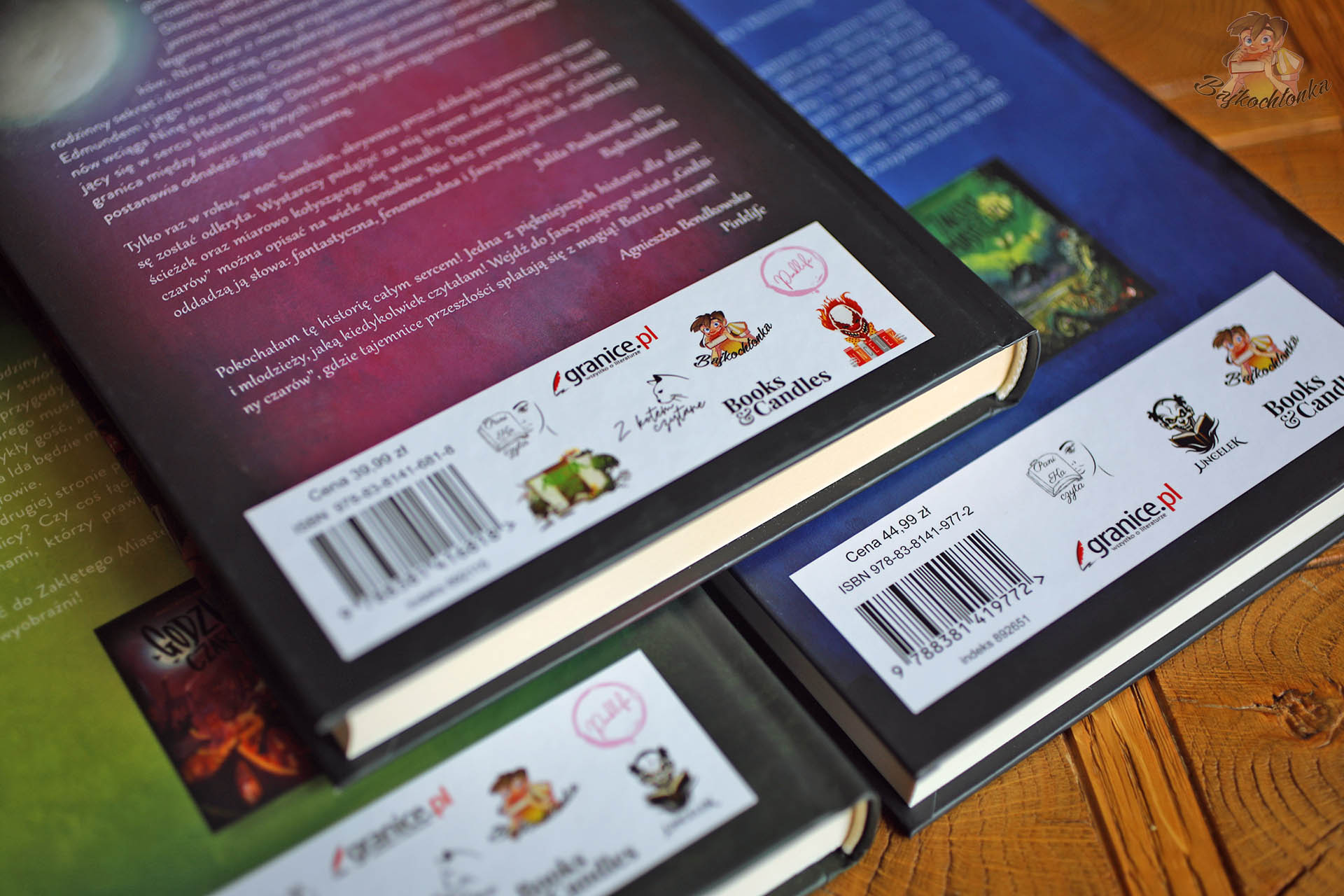 Tylna okładka książki Sekretny pokój Małgorzaty Starosty na tle pozostałych tomów serii Godzina czarów