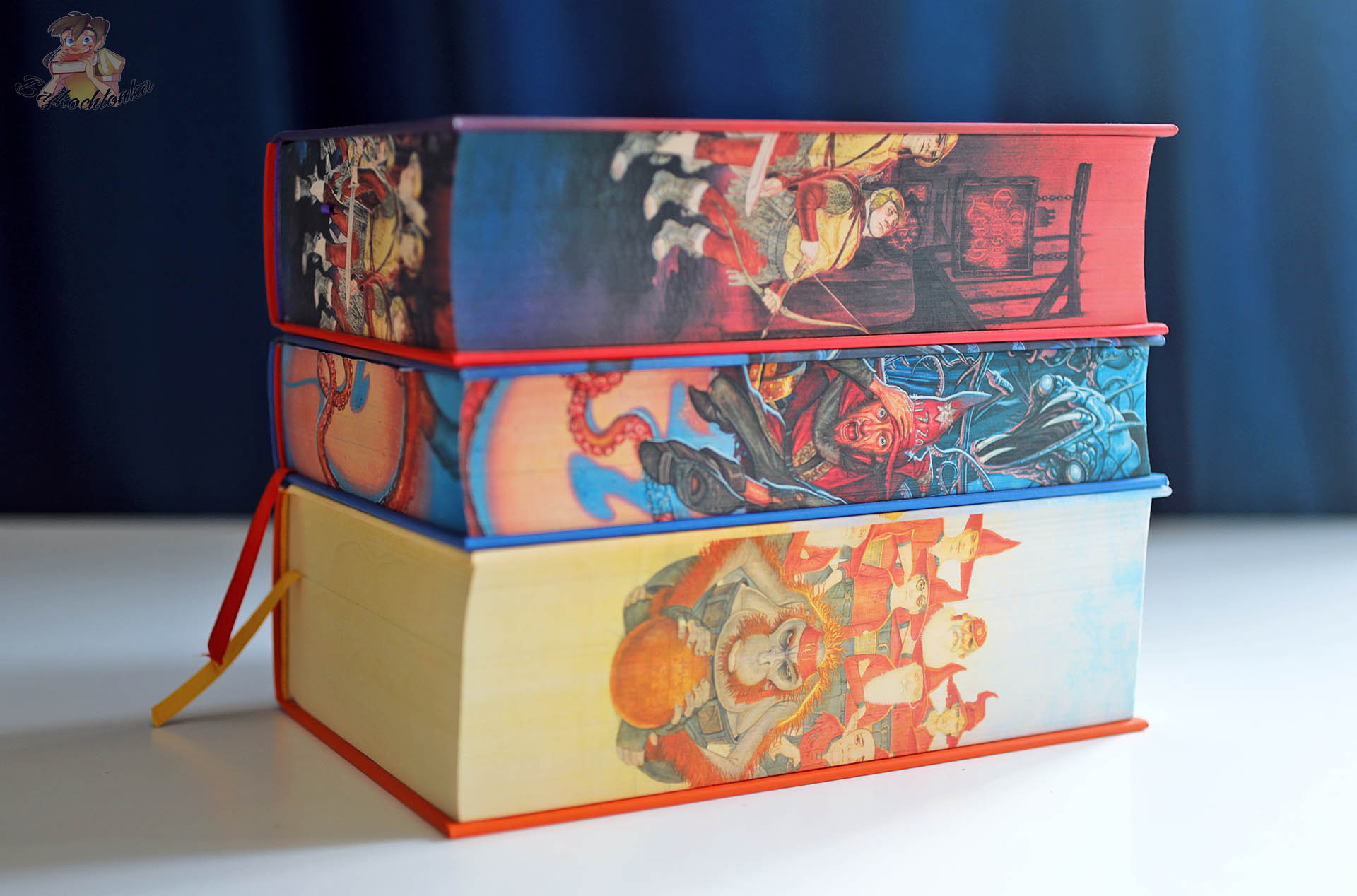 Barwione brzegi książek Terry’ego Pratchetta, w tym wydania Straż miejska. Tom 1 i tomów Rincewind