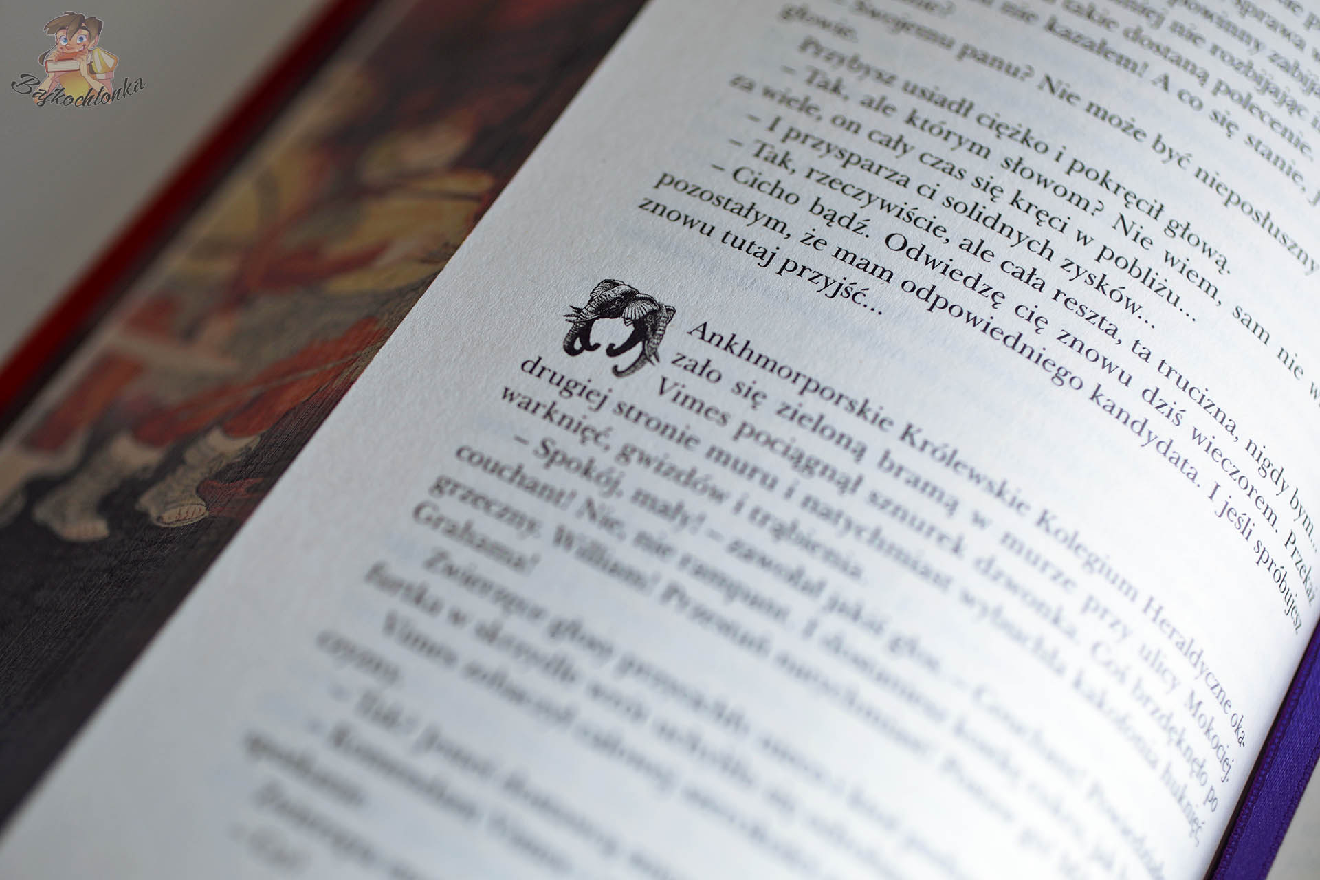 Fragment wnętrza książki Straż miejska. Tom 1 Terry’ego Pratchetta z ozdobnym inicjałem i tekstem powieści