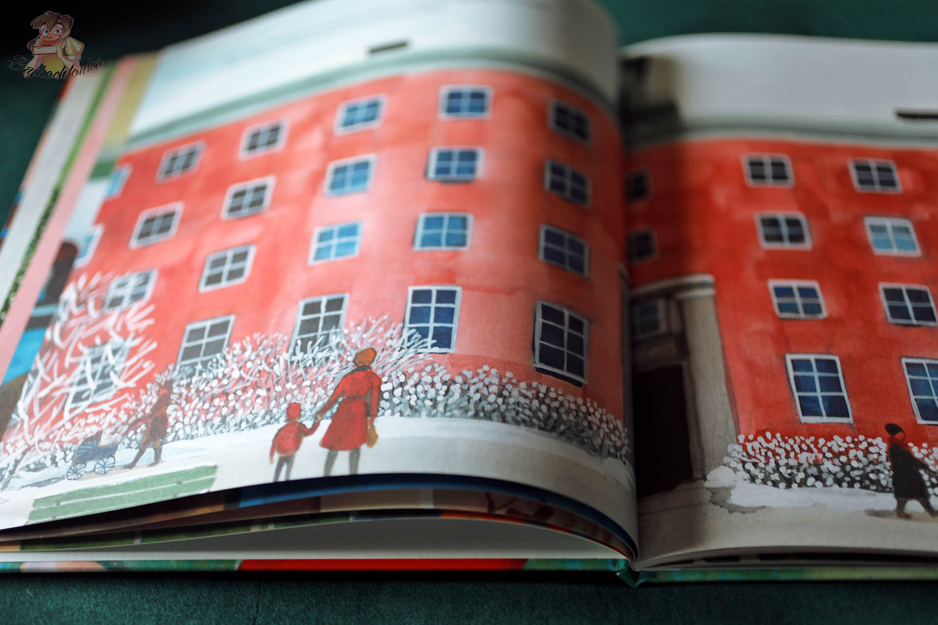 Ilustracja z książki Tamtego lata przedstawiająca czerwony budynek i zimowy krajobraz