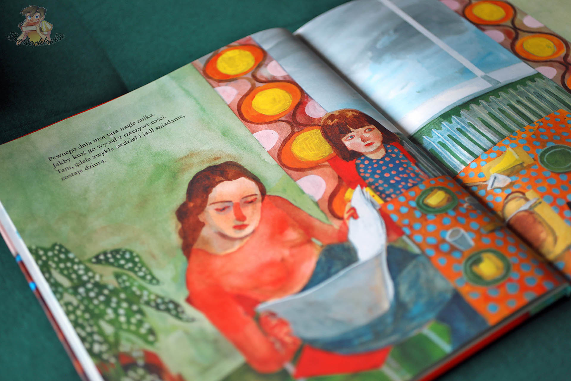 Ilustracja z książki Tamtego lata ukazująca matkę i dziecko w domowej, niepokojącej scenie