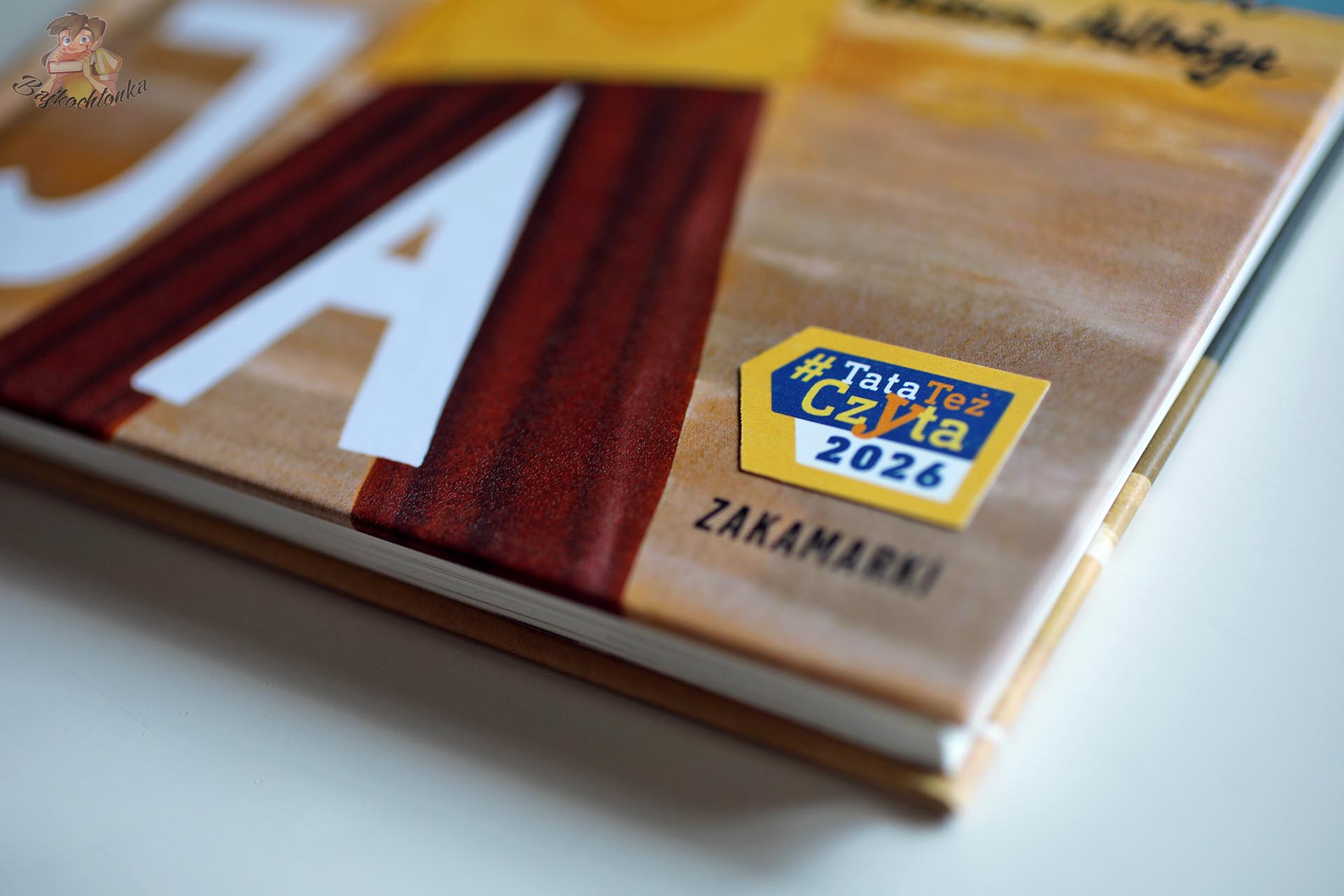 Logo akcji #TataTeżCzyta2026 na okładce książki Tata i ja wydawnictwa Zakamarki
