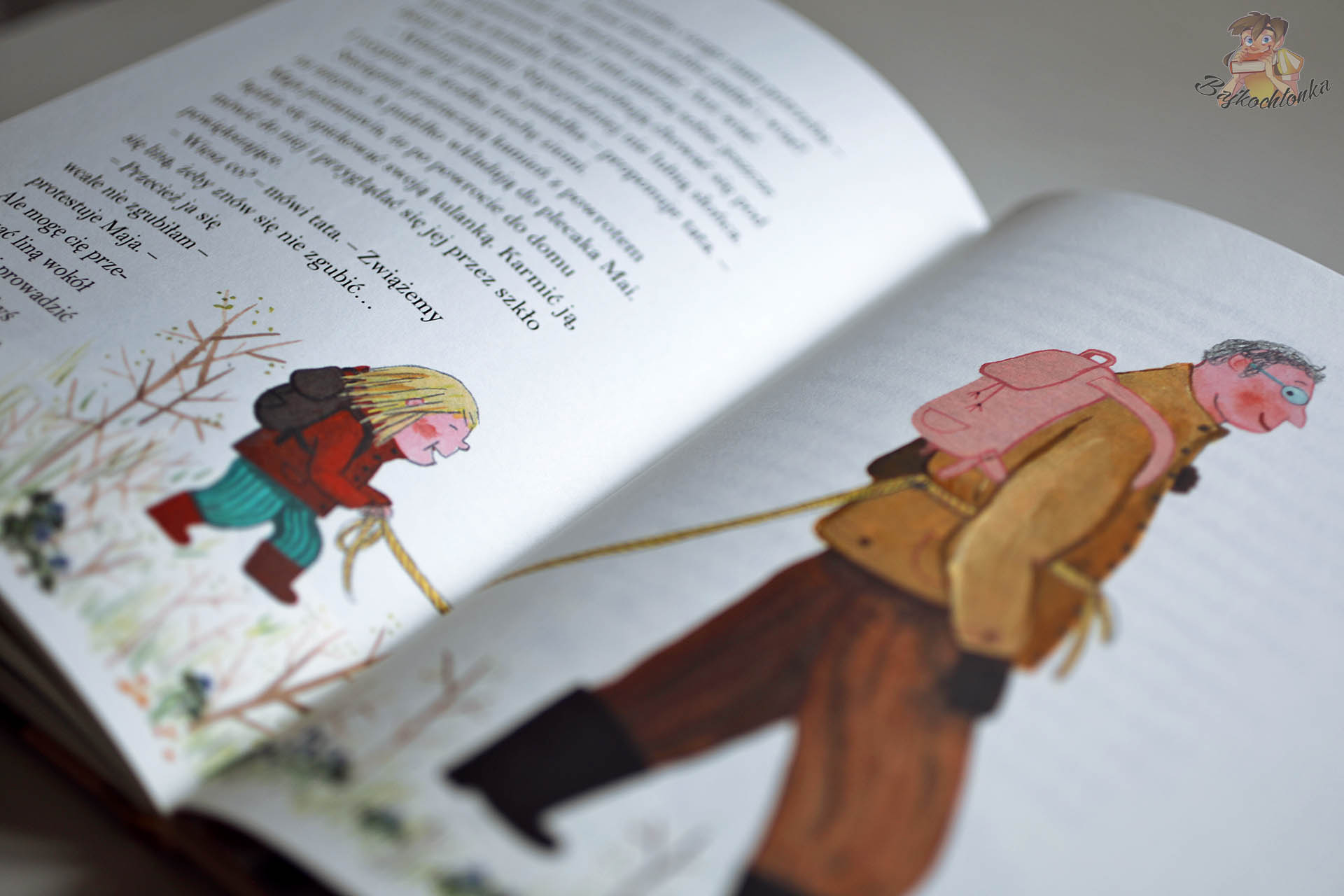 Ilustracja z książki Tata i ja przedstawiająca Maję idącą z tatą na wspólną wyprawę