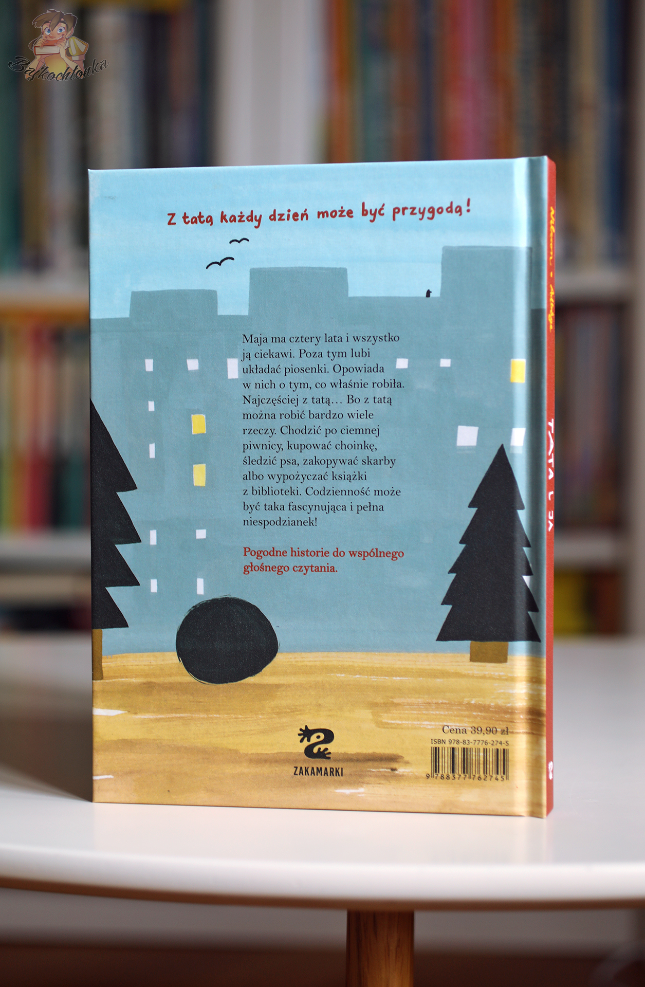 Tylna okładka książki Tata i ja z opisem o codziennych przygodach Mai i taty