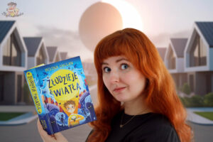 kobieta trzymająca książkę Złodzieje światła Heleny Duggan na tle futurystycznego osiedla