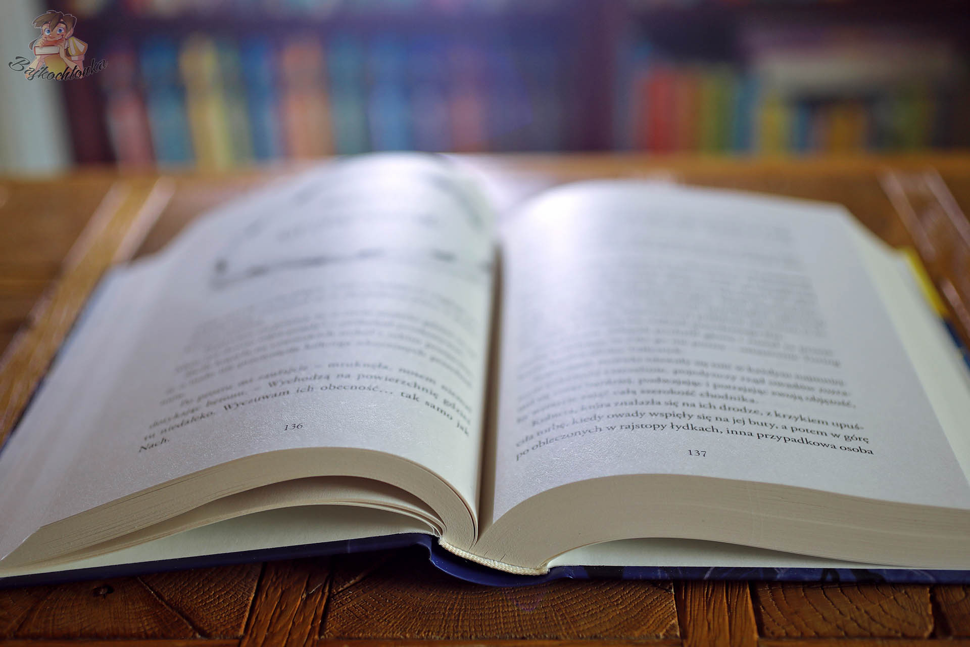 otwarta książka Złodzieje światła Heleny Duggan na drewnianym stole