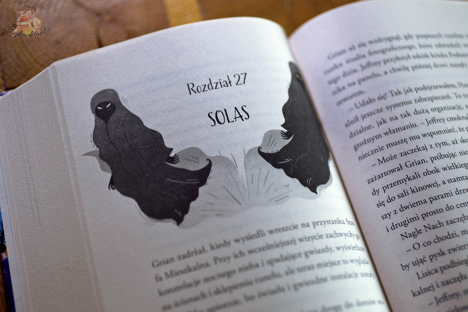 wnętrze książki Złodzieje światła – rozdział 27 Solas z ilustracją tajemniczych postaci w czarnych pelerynach