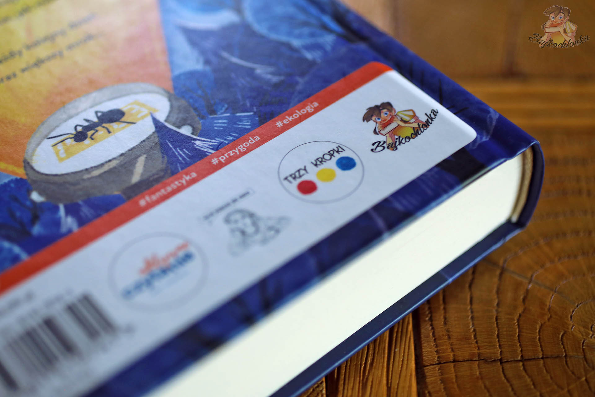 zbliżenie tylnej okładki książki Złodzieje światła z oznaczeniami gatunkowymi