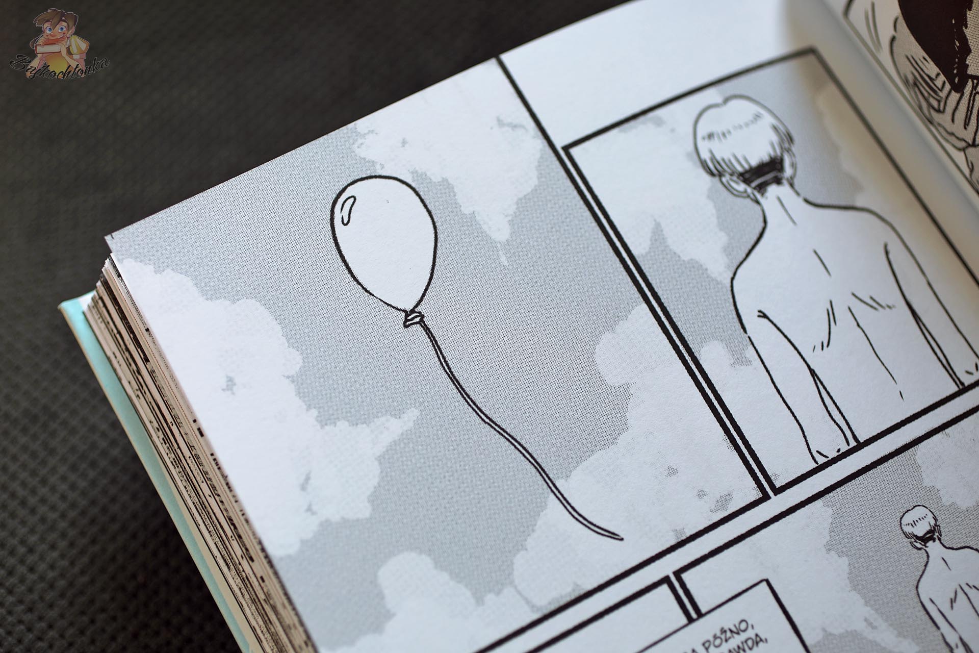 Czarno-biała plansza z komiksu Chcę latać Kachisou z balonem jako symbolem marzenia o wolności
