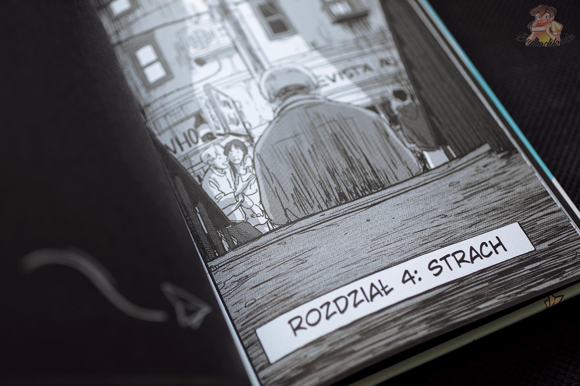 Plansza z komiksu Chcę latać Kachisou z napisem Rozdział 4 Strach i sceną miejską
