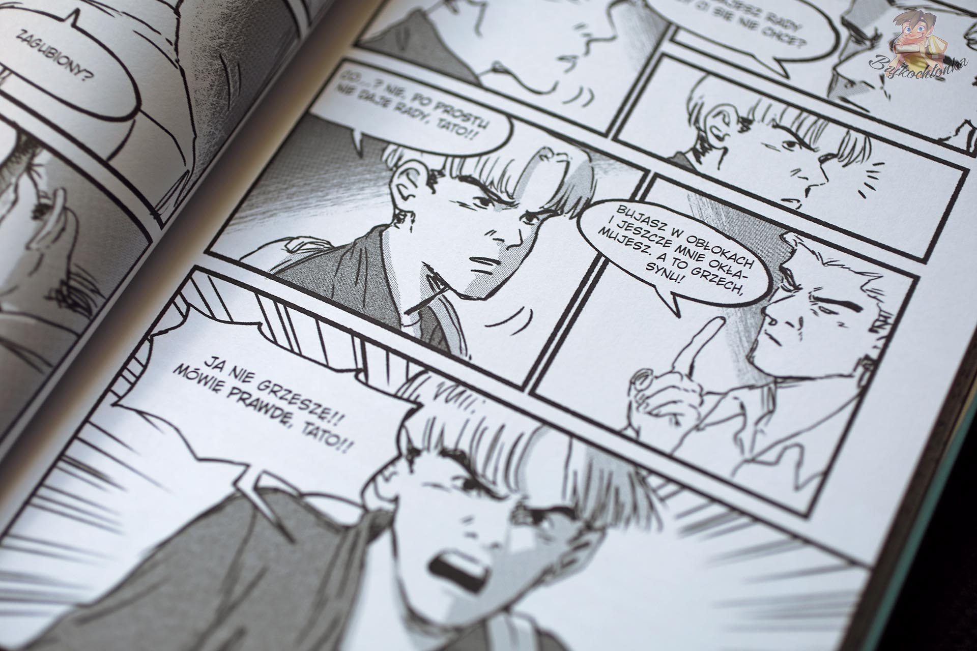 Rozkładówka z komiksu Chcę latać Kachisou pokazująca bohaterów w czarno-białej, mangowej stylistyce