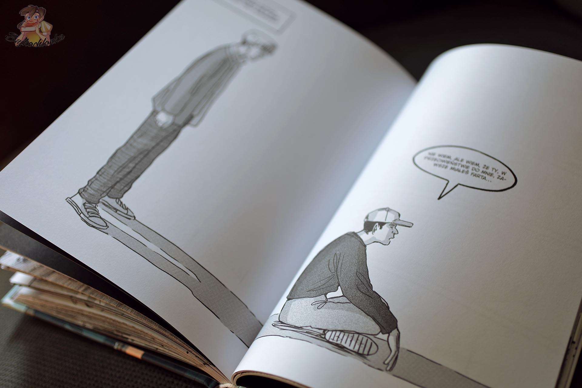 Czarno-biała plansza z komiksu Chcę latać Kachisou przedstawiająca rozmowę Kyle’a i JackaCzarno-biała plansza z komiksu Chcę latać Kachisou przedstawiająca rozmowę Kyle’a i Jacka