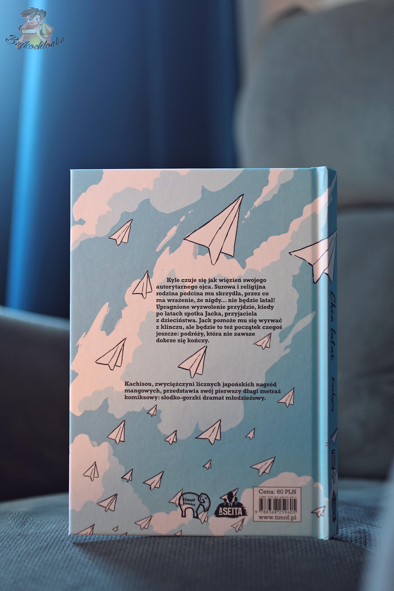 Tył okładki komiksu Chcę latać Kachisou z opisem fabuły i motywem papierowych samolotów