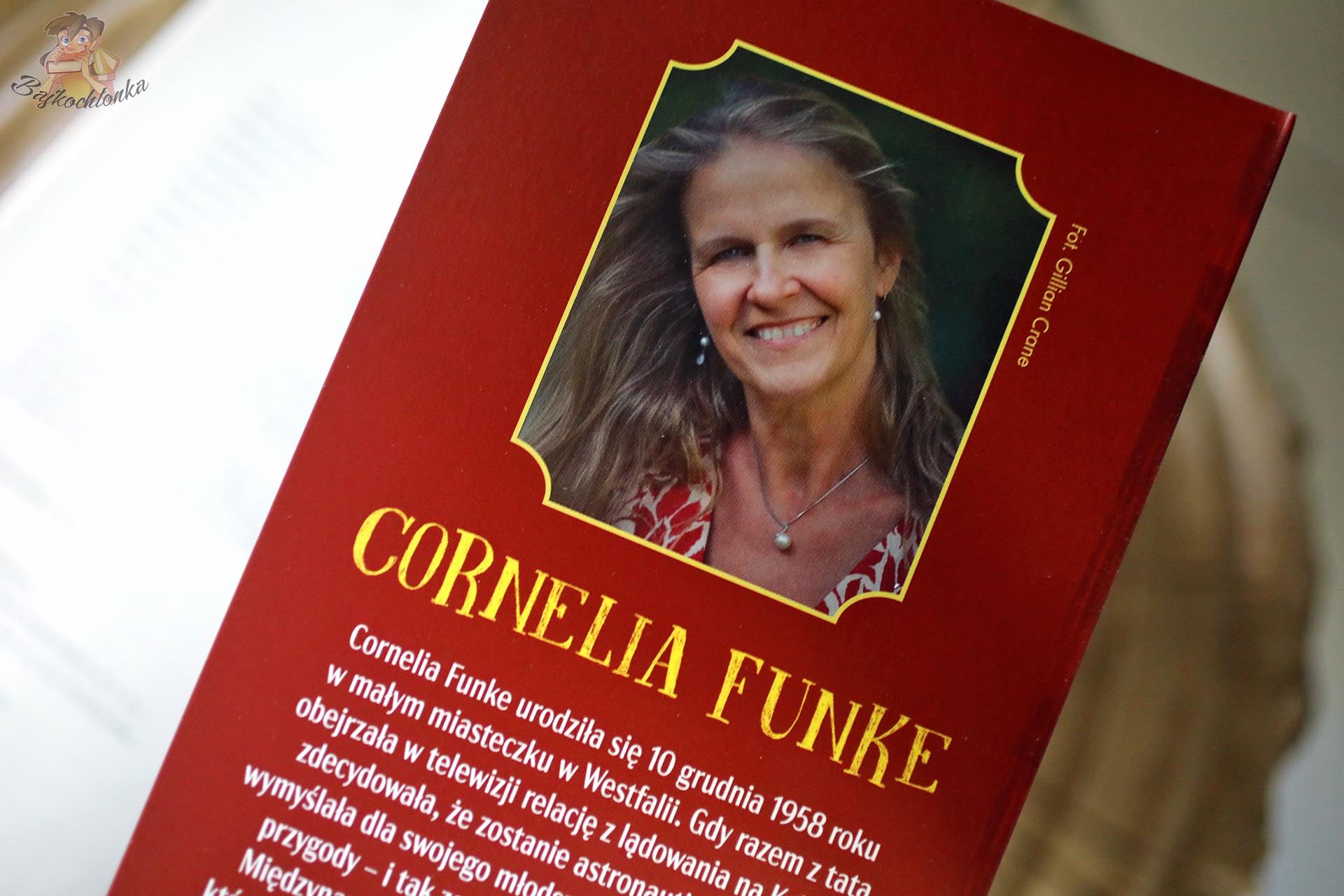 Biogram Cornelii Funke w książce Król złodziei wydanej przez Kropkę
