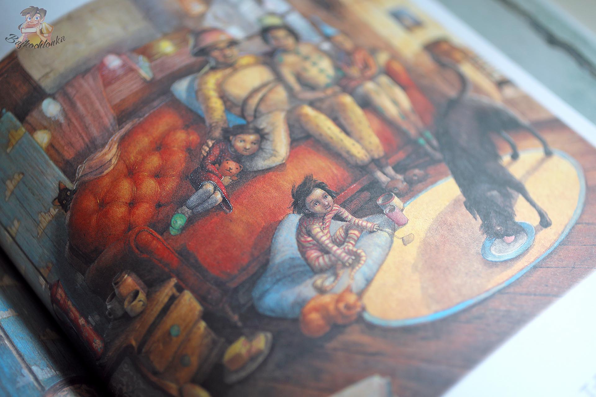 Ilustracja z książki Czarny pies Leviego Pinfolda przedstawiająca rodzinę Nadziejaków w salonie i dużego czarnego psa.