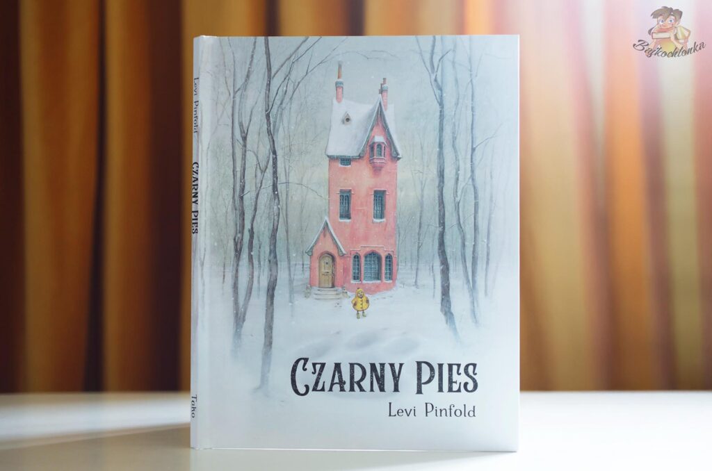 Okładka książki Czarny pies Leviego Pinfolda z różowym domem w zimowym lesie i małą dziewczynką w żółtym płaszczyku.