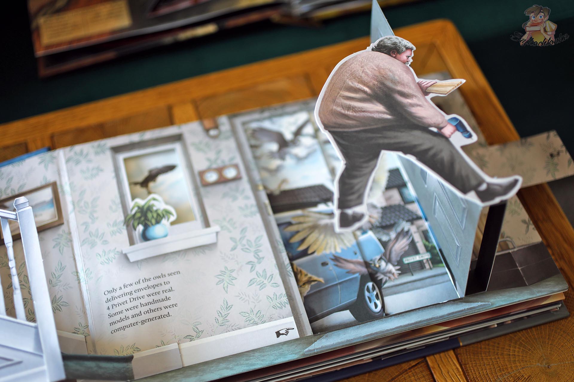 Scena z Hagridem przy Privet Drive w książce pop-up Harry Potter’s Journey to Hogwarts od Insight Editions