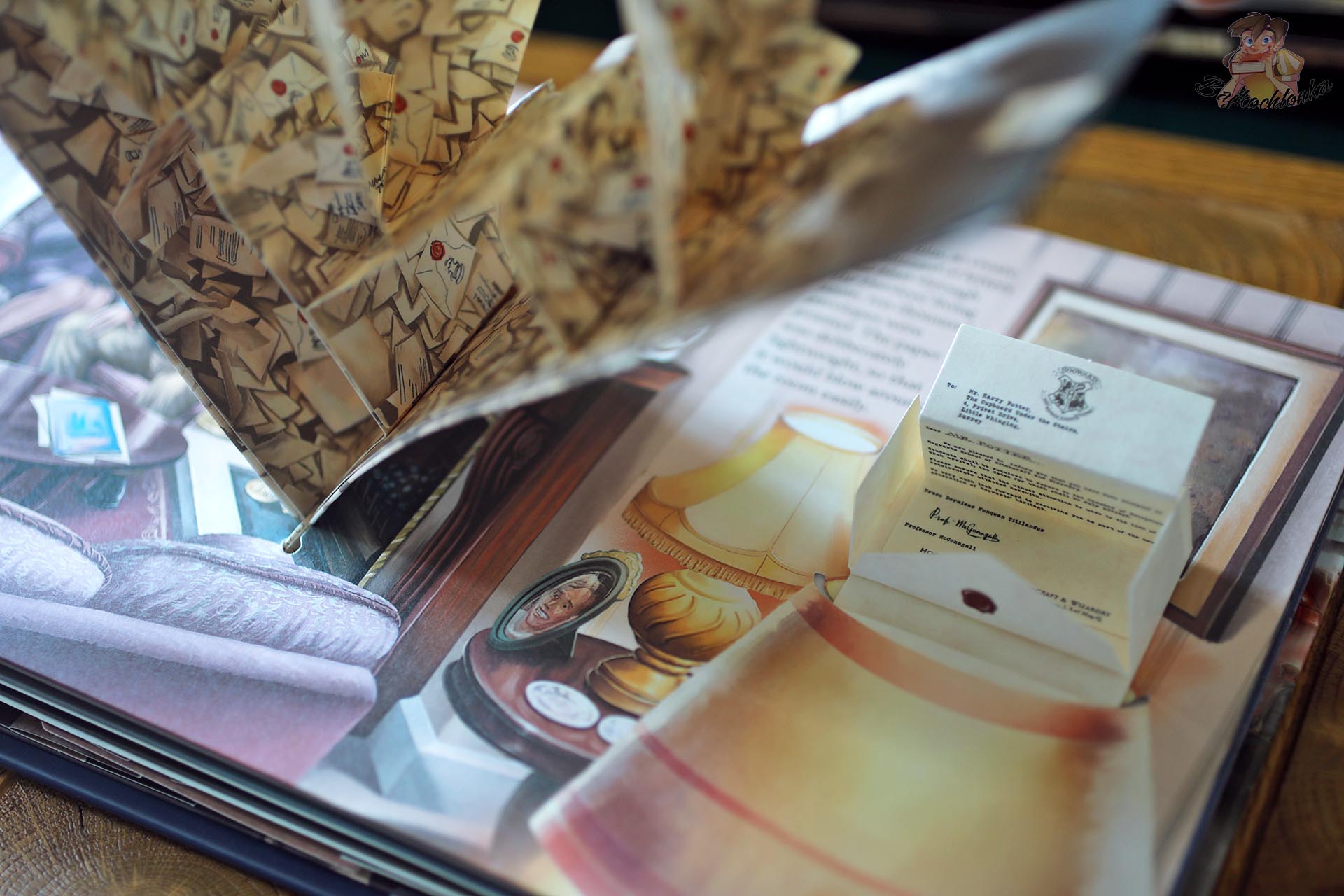 Pop-up z listami z Hogwartu wlatującymi do domu przy Privet Drive w książce Harry Potter’s Journey to Hogwarts