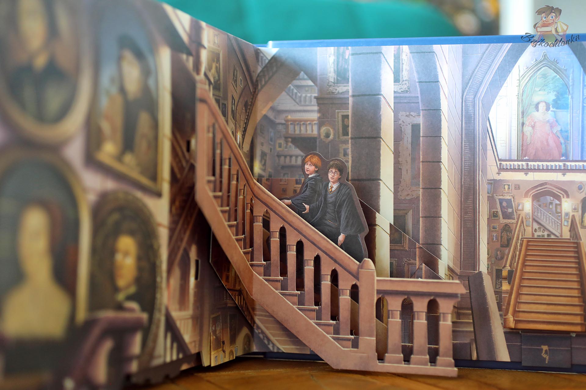 Rozkładówka pop-up z ruchomymi schodami w Hogwarcie z książki Harry Potter’s Journey to Hogwarts