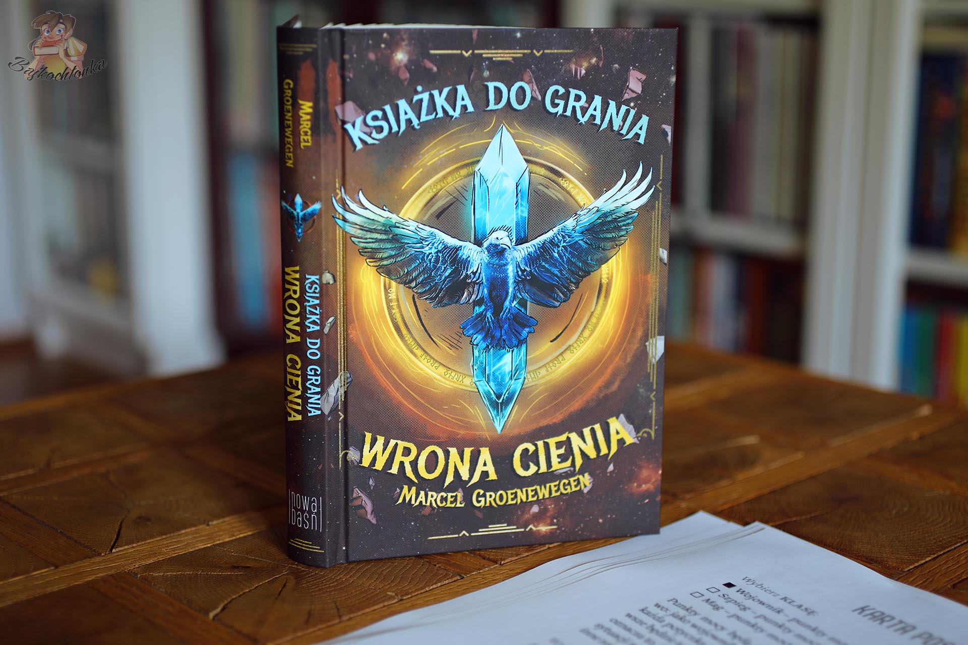 Okładka książki Książka do grania. Wrona Cienia Marcela Groenewegena, interaktywnej gry paragrafowej fantasy dla dzieci powyżej 9 lat.