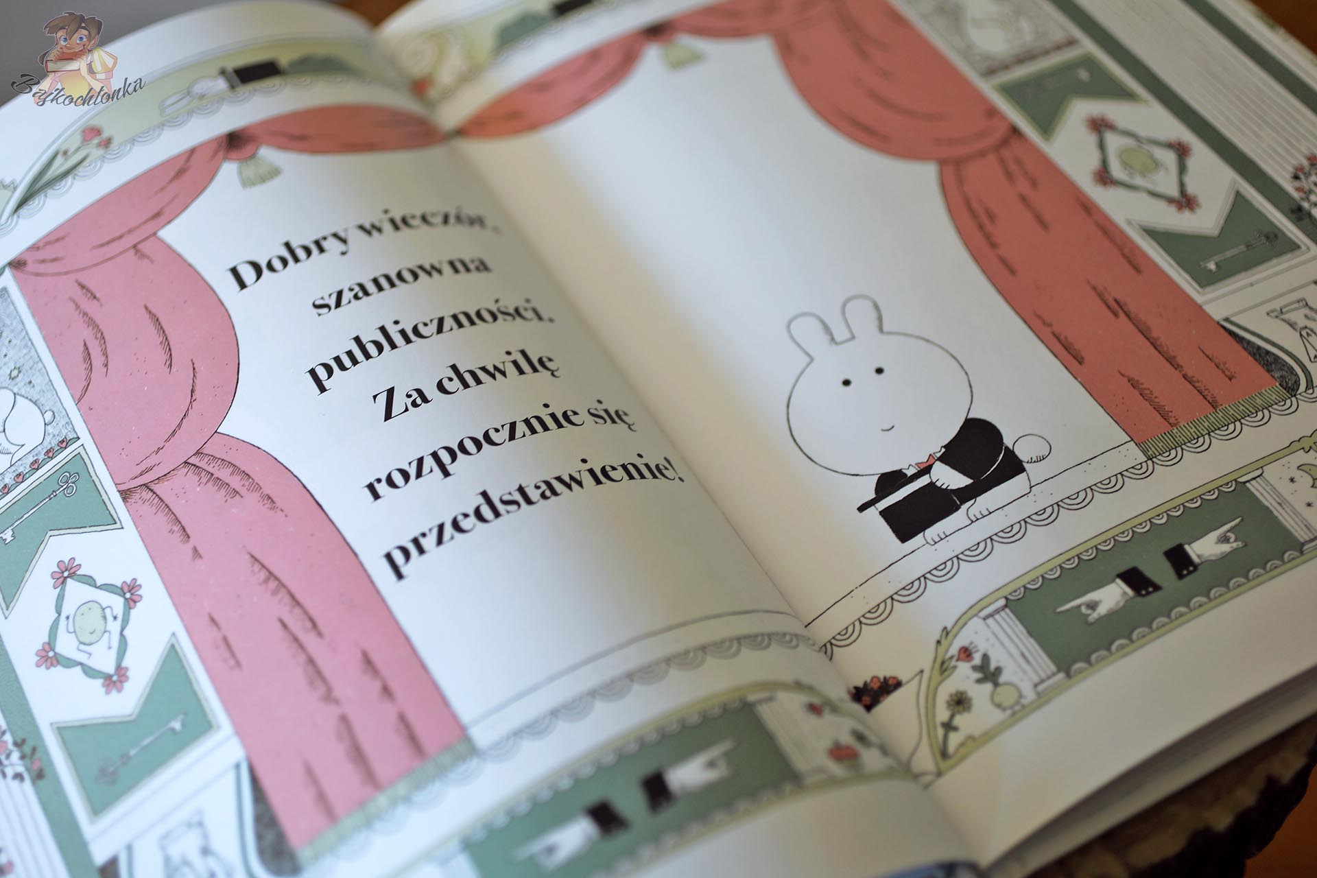 Lady Rabbit rozpoczyna pokaz iluzji w książce Książka, która czyta ci w myślach Marianny CoppoLady Rabbit rozpoczyna pokaz iluzji w książce Książka, która czyta ci w myślach Marianny Coppo