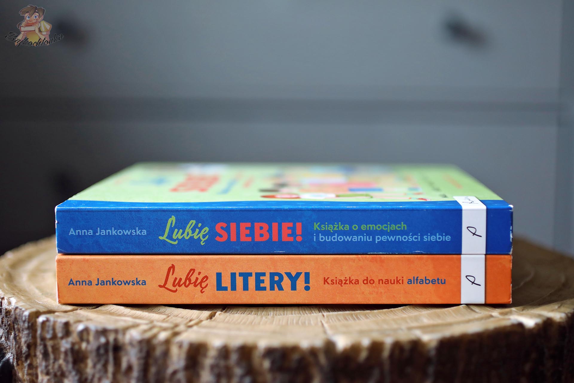 Grzbiety książek Lubię siebie! i Lubię litery! Anny Jankowskiej