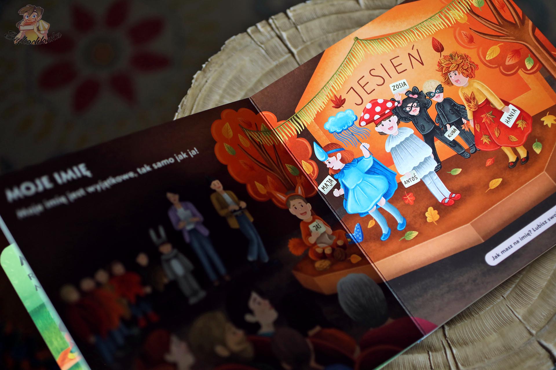 Ilustracja z książki Lubię siebie! pokazująca dzieci podczas przedszkolnego przedstawienia
