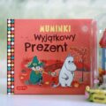 Okładka książki Muminki. Wyjątkowy prezent z Muminkiem, Włóczykijem i Małą Mi