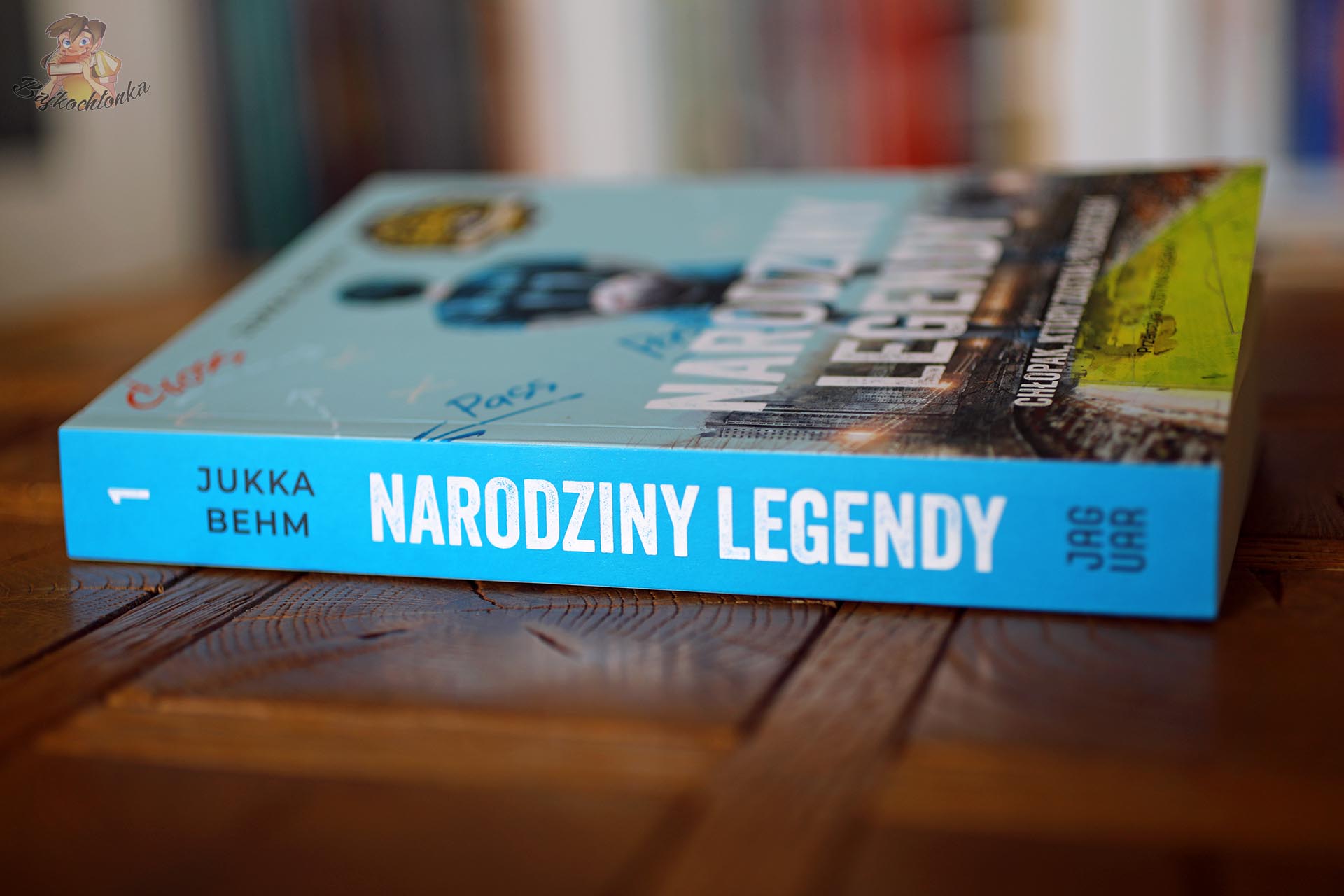 Grzbiet książki Narodziny legendy Jukki Behma wydanej przez Wydawnictwo Jaguar