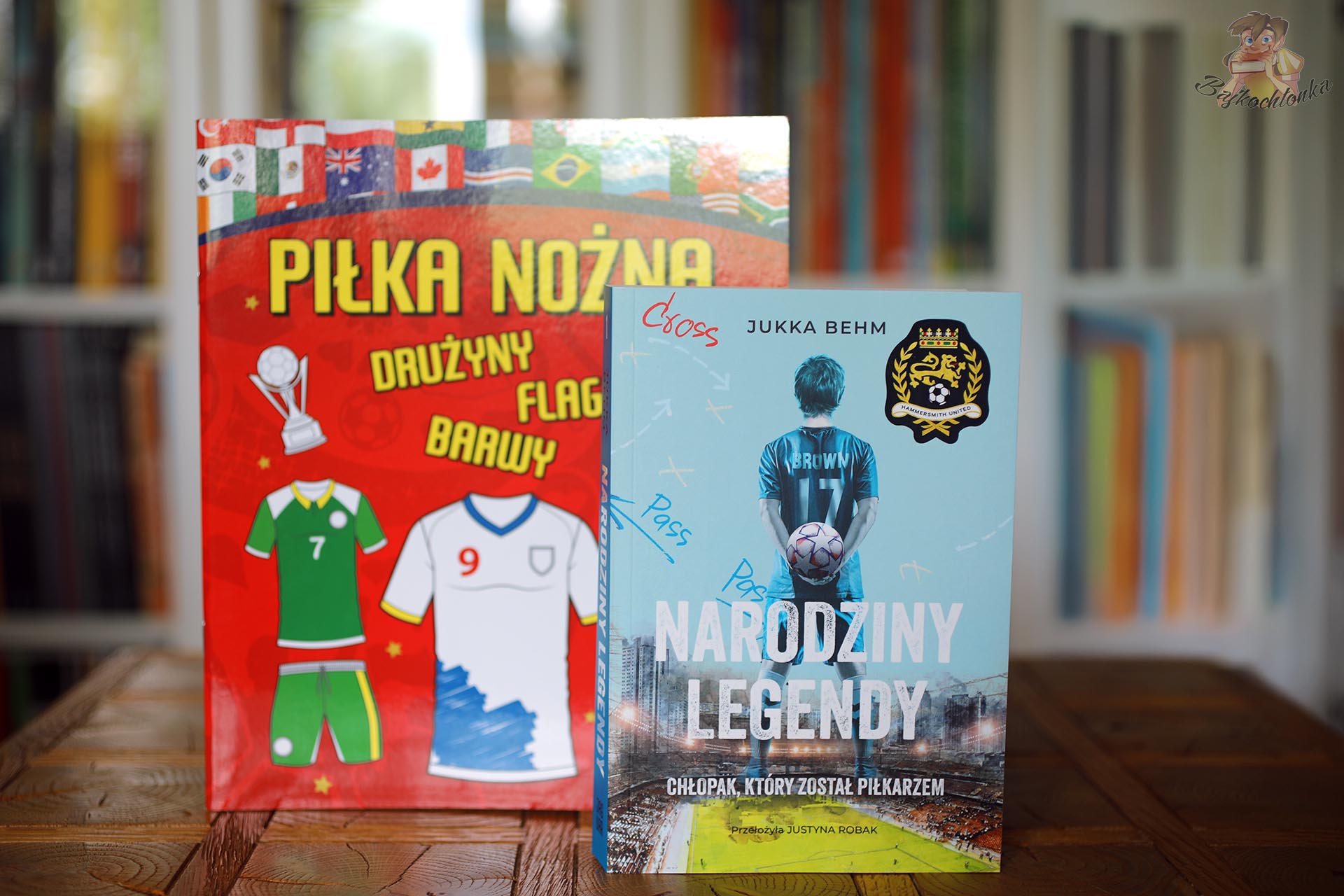 Książki Narodziny legendy oraz Piłka nożna. Drużyny, flagi, barwy Wydawnictwa Jaguar