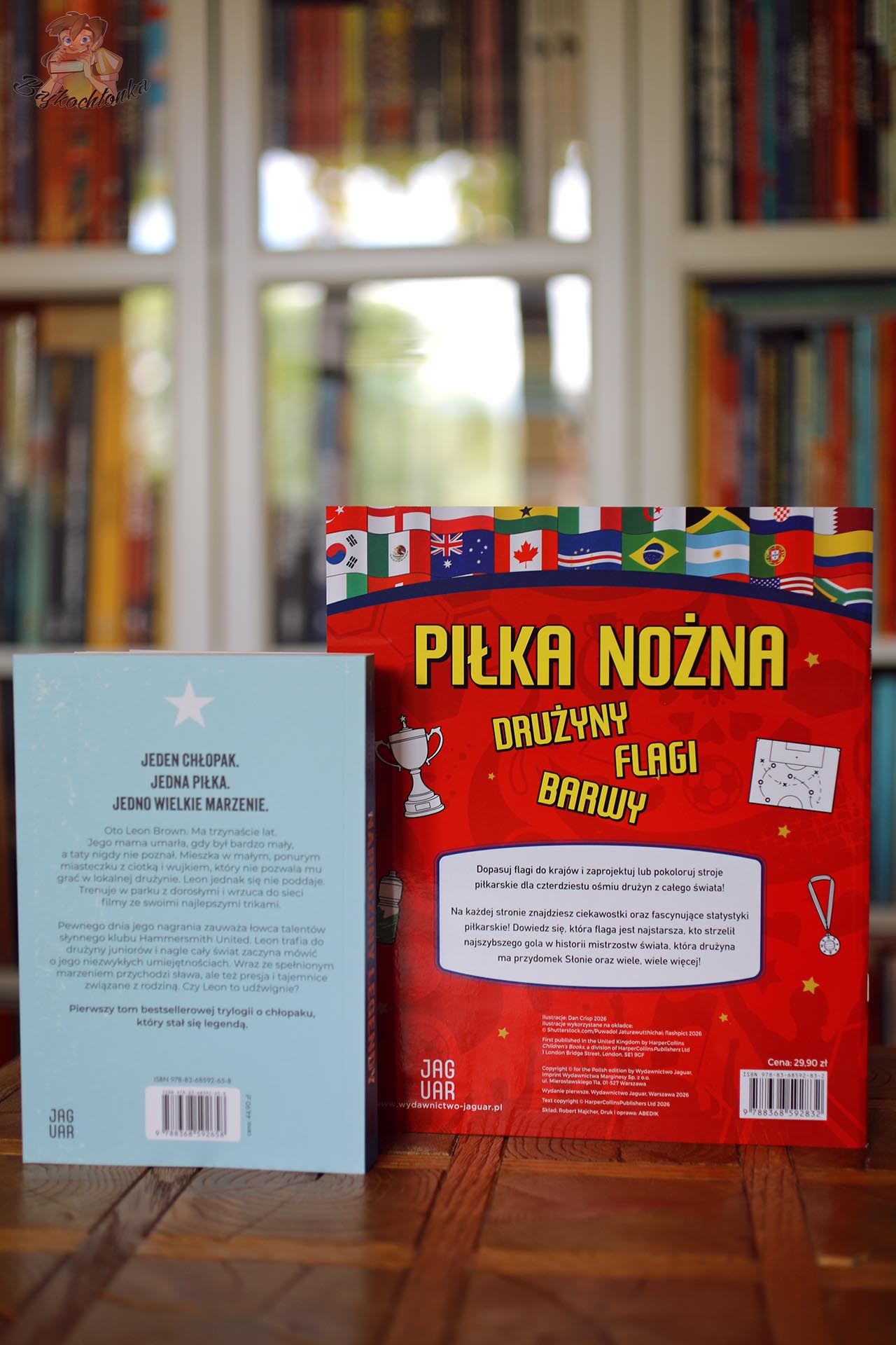 Tylne okładki książek Narodziny legendy i Piłka nożna. Drużyny, flagi, barwy