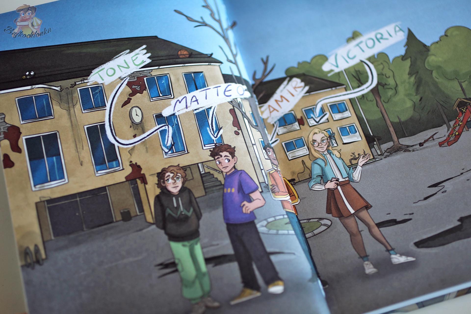 Ilustracja z książki Nasz nauczyciel robot przedstawiająca uczniów na szkolnym dziedzińcu i imiona bohaterów