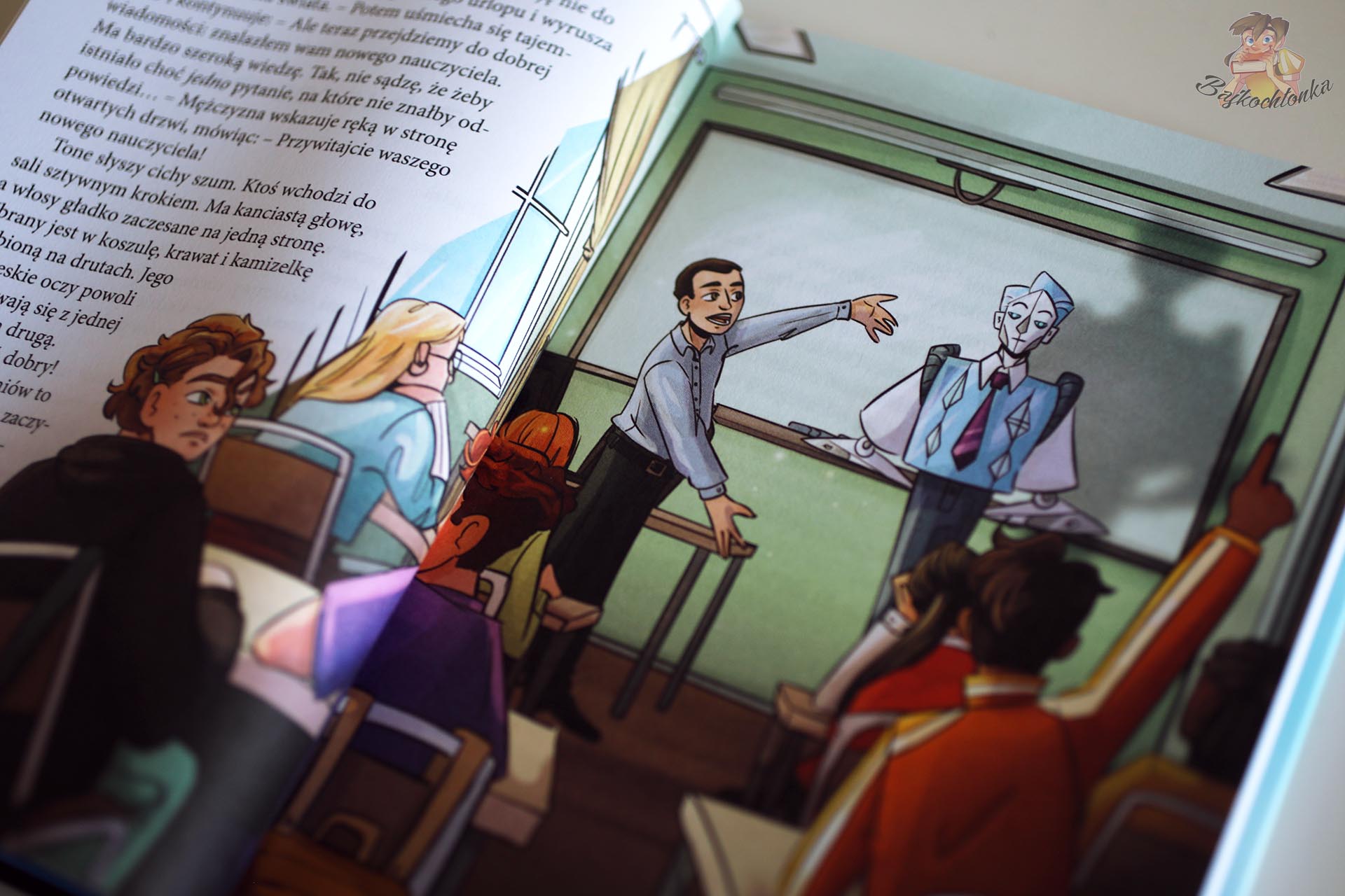 Ilustracja z książki Nasz nauczyciel robot przedstawiająca dyrektora witającego nauczyciela AI w klasie