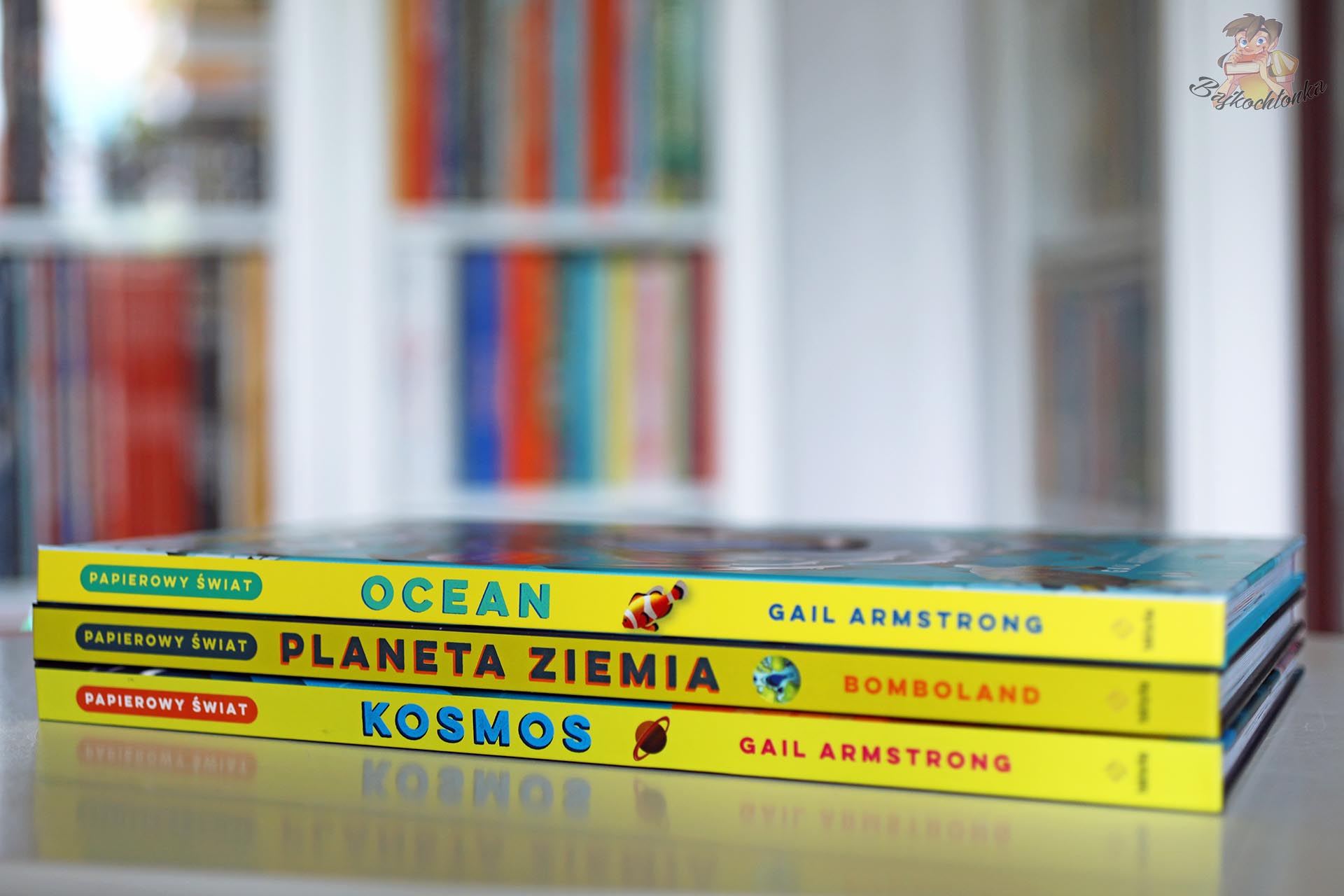 Grzbiety książek z serii Papierowy Świat: Ocean, Planeta Ziemia i Kosmos od Wydawnictwa Tekturka.