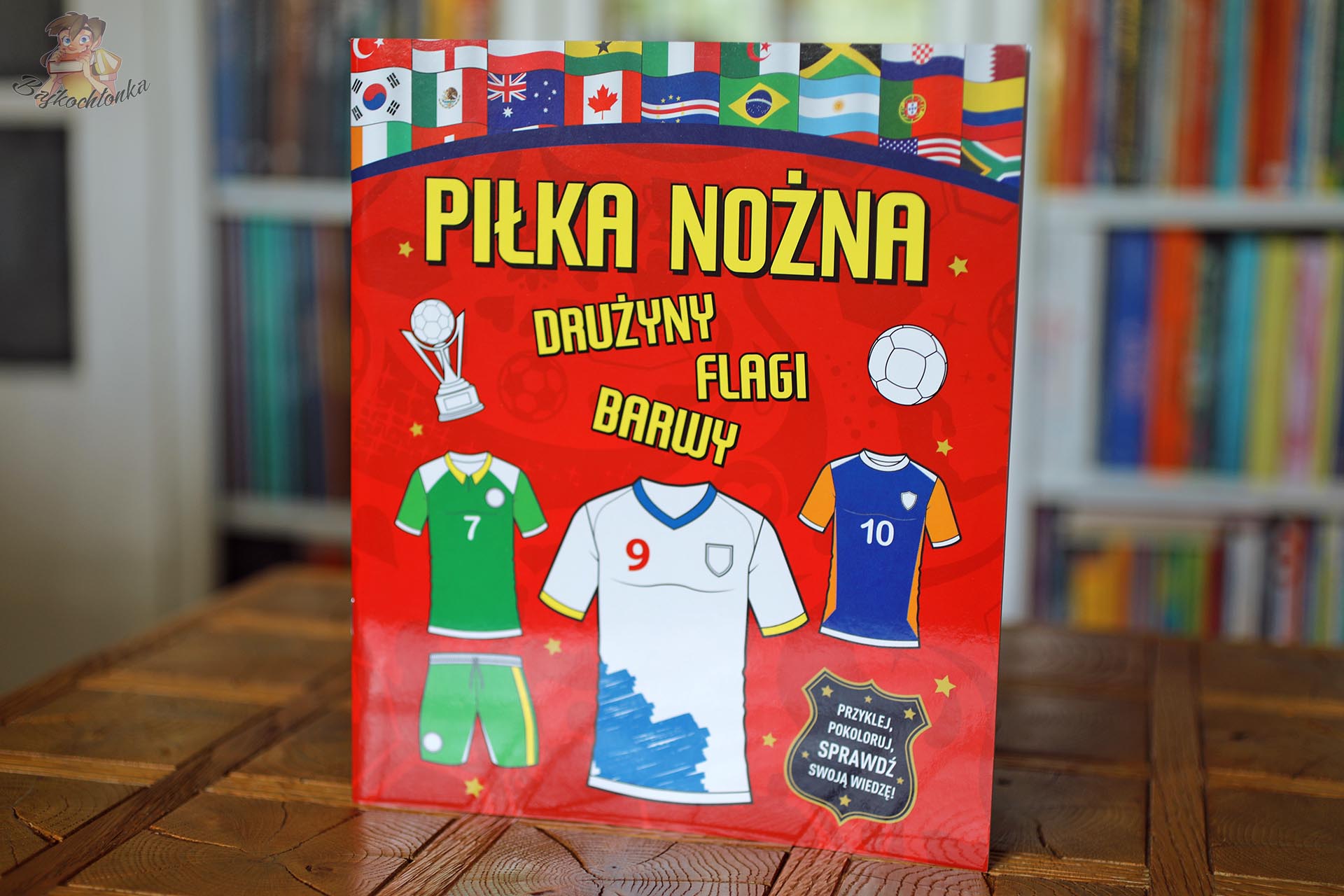 Okładka książki aktywnościowej Piłka nożna. Drużyny, flagi, barwy Dana Crispa