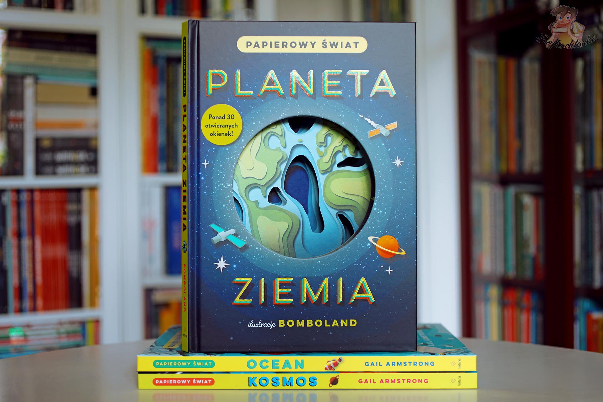 Okładka książki Planeta Ziemia. Papierowy Świat z ilustracjami Bomboland i papierowym przekrojem planety.