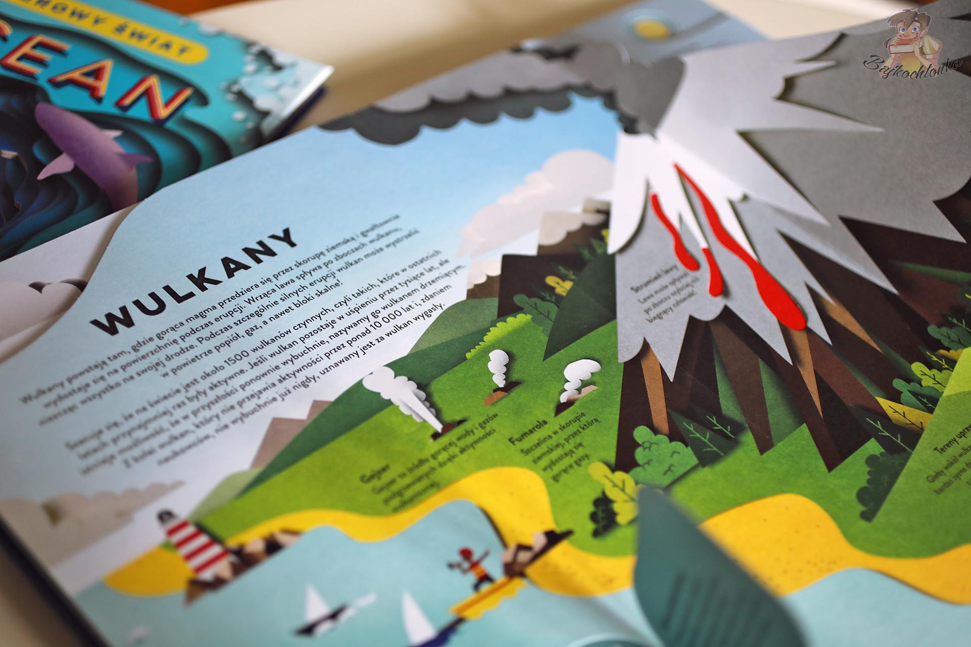 Przestrzenna ilustracja wulkanu w książce Planeta Ziemia. Papierowy Świat z rozkładanymi elementami i opisami zjawisk geologicznych.