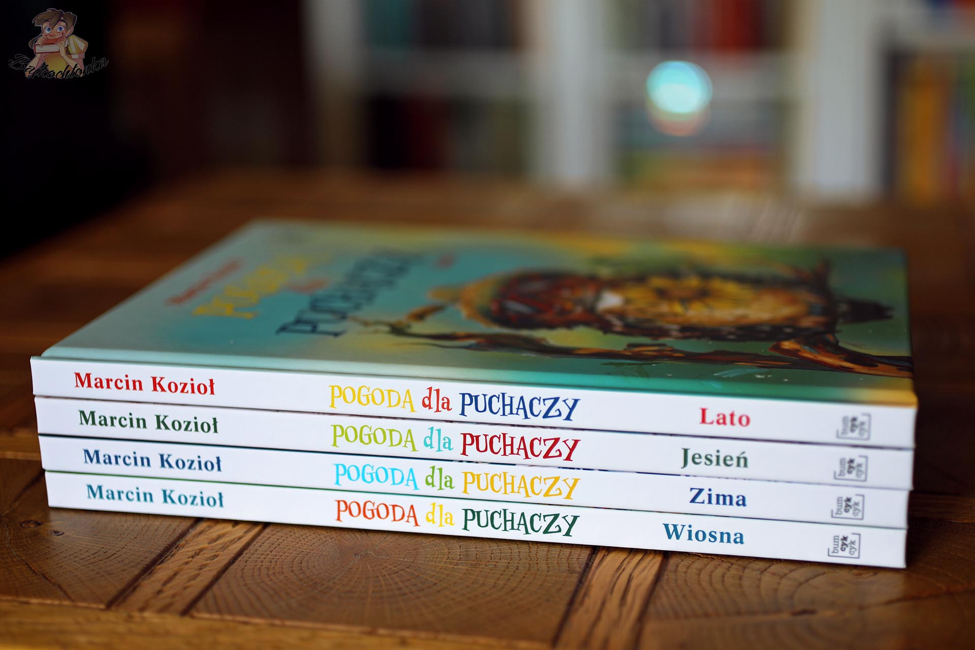Grzbiety książek z serii Pogoda dla puchaczy z tomami Lato, Jesień, Zima i Wiosna