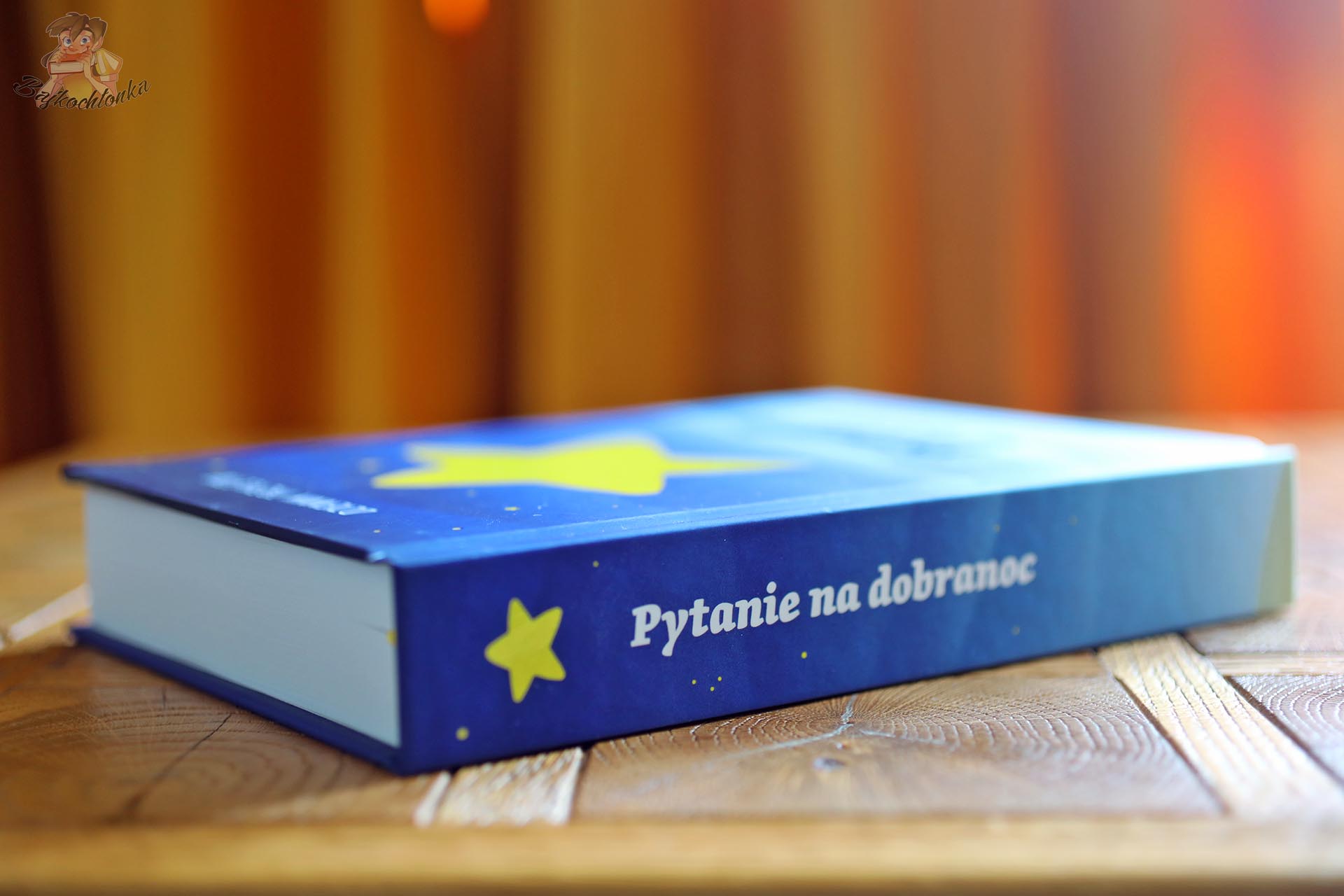 Grzbiet książki Pytanie na dobranoc z gwiazdkami na drewnianym tle