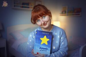 Recenzentka trzyma książkę Pytanie na dobranoc Janiny Konarskiej w nastrojowym dziecięcym pokoju