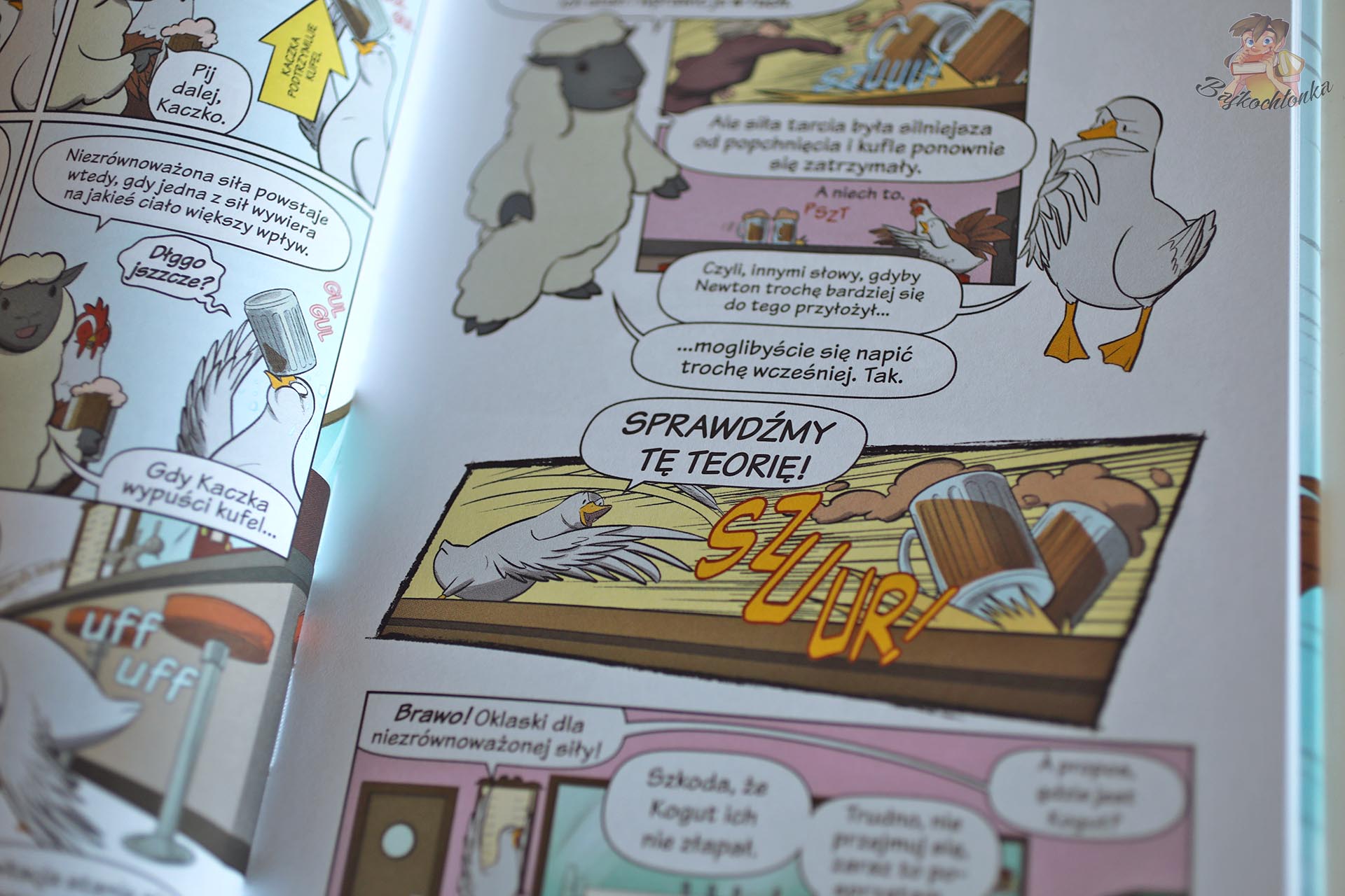 Fragment książki Rakiety. Pokonać grawitację, w którym komiksowe kadry tłumaczą dzieciom siłę, ruch, nierównoważoną siłę i podstawowe prawa fizyki.