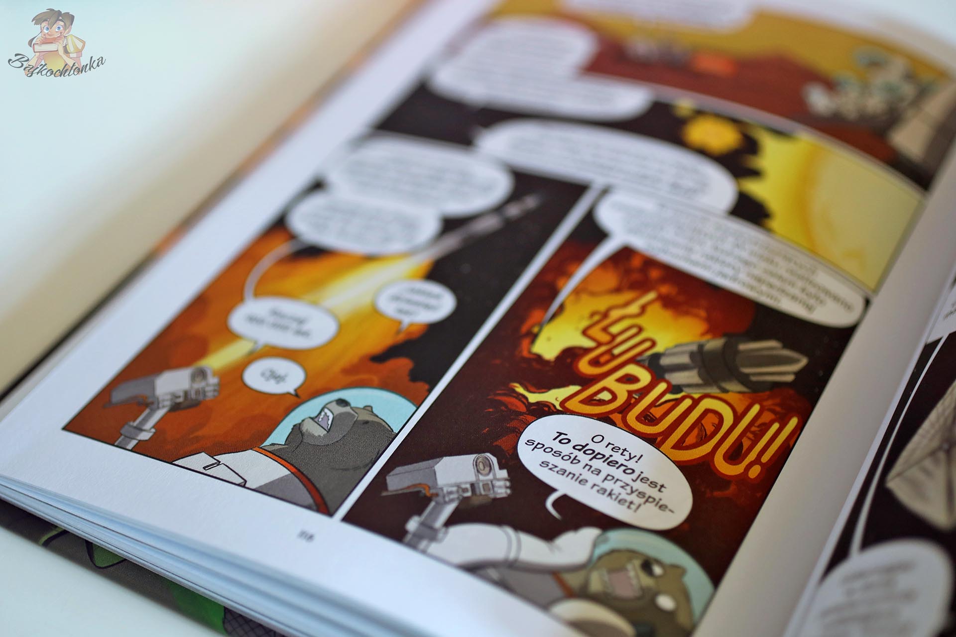 Wnętrze książki Rakiety. Pokonać grawitację z serii Naukomiks, kadry komiksowe pokazujące rakietę, wybuch i podstawy techniki rakietowej.Wnętrze książki Rakiety. Pokonać grawitację z serii Naukomiks, kadry komiksowe pokazujące rakietę, wybuch i podstawy techniki rakietowej.